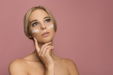 Prodotti anti-age - Giovane donna