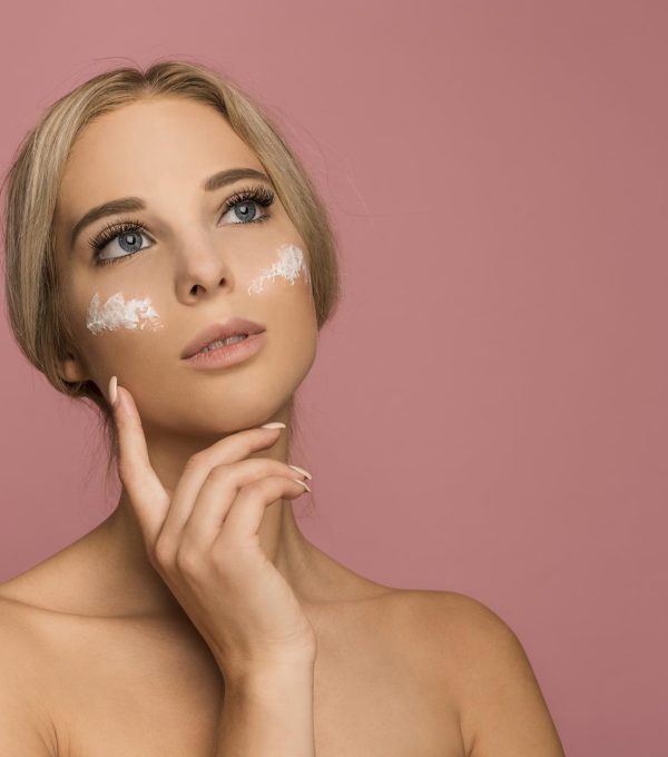 Prodotti anti-age - Giovane donna
